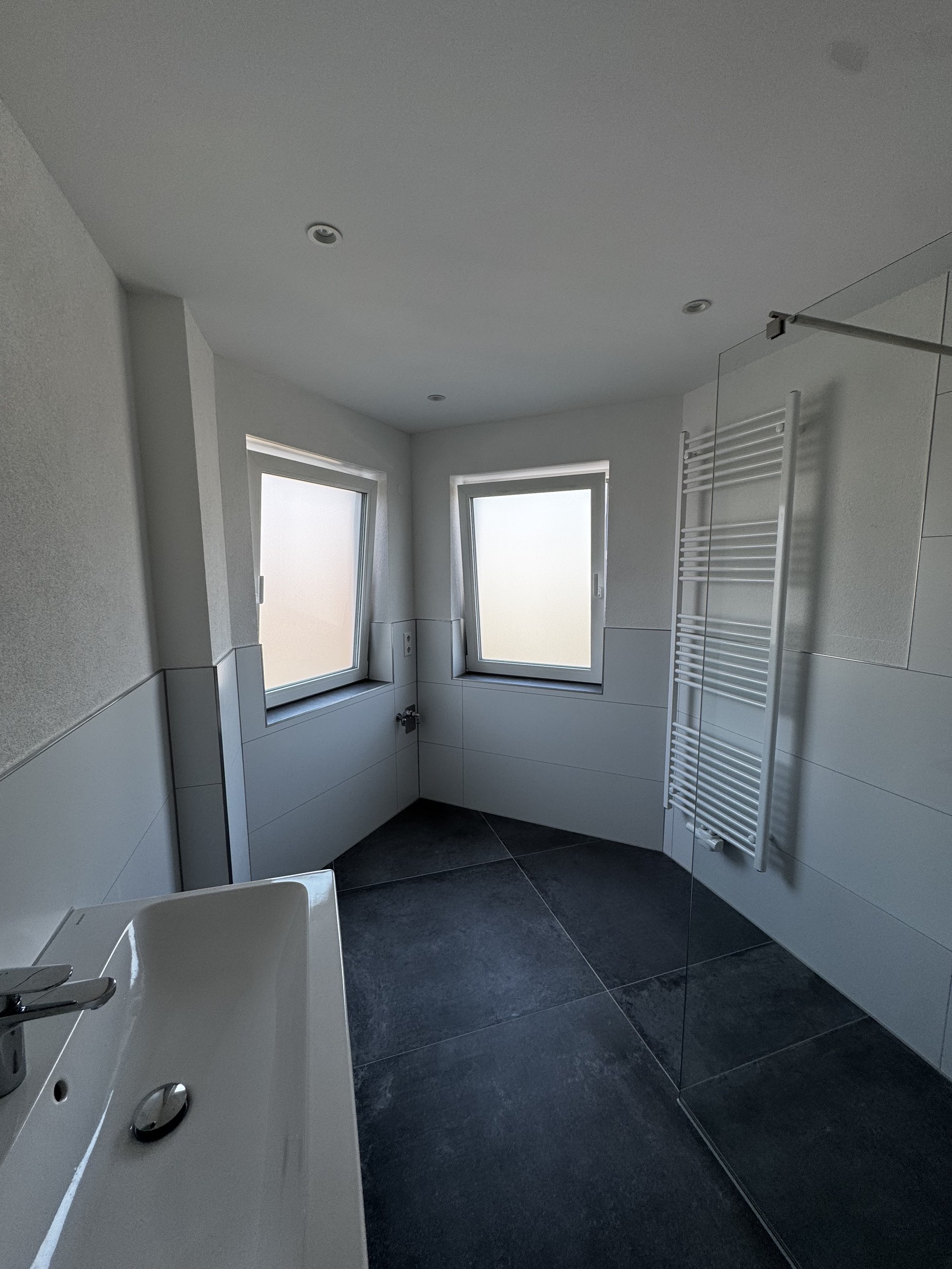 Dachgeschoss-Badezimmer mit zwei Dachfenstern