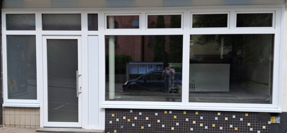 Schaufensterfront-Sanierung mit Eingangstür