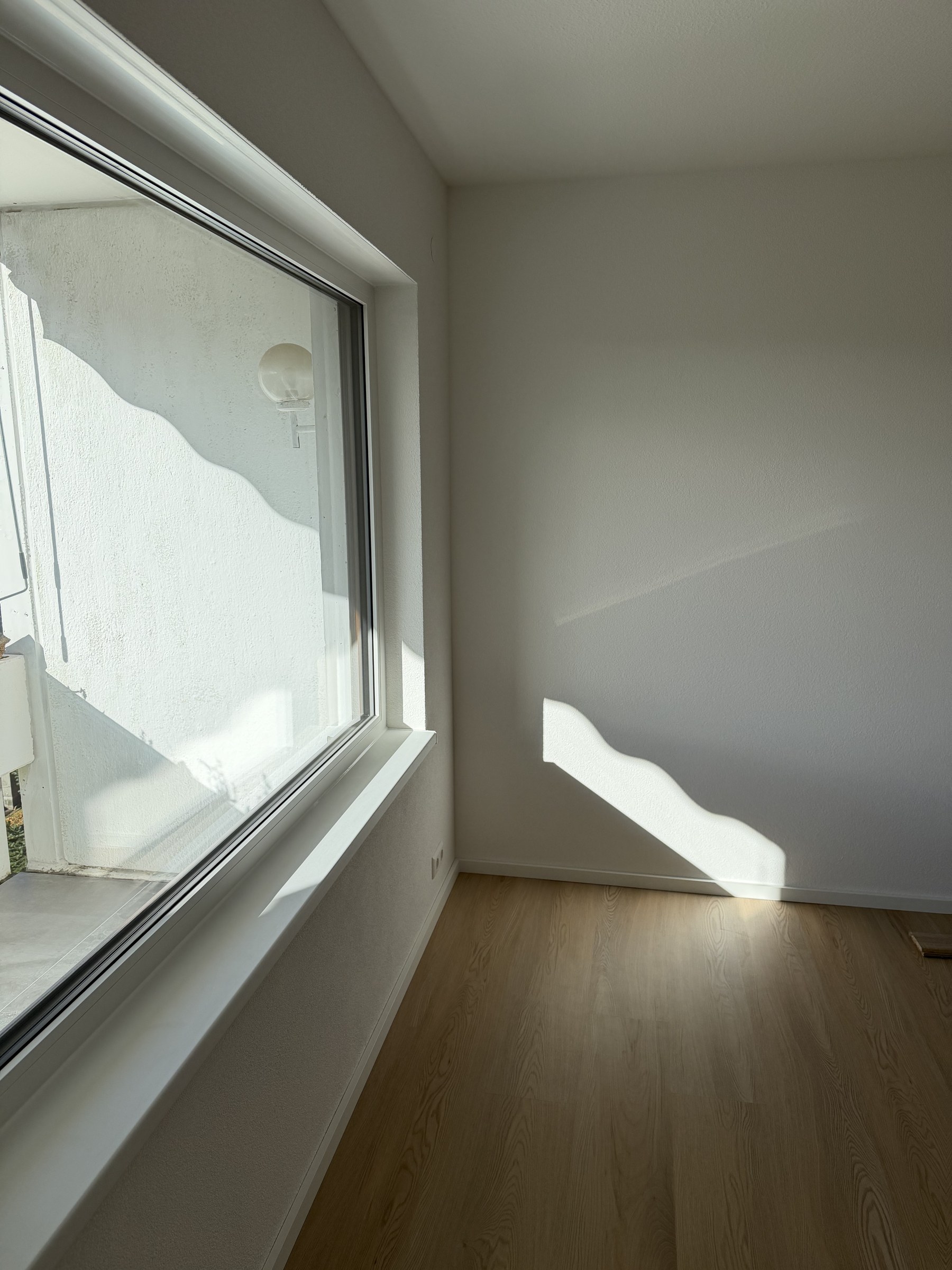 Panoramafenster in saniertem Wohnraum