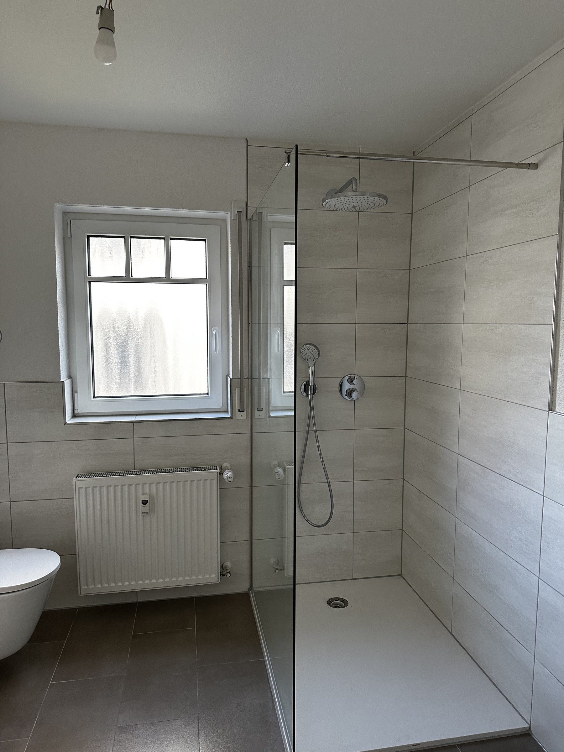 Badezimmer-Sanierung mit Sprossenfenster und satiniertem Glas