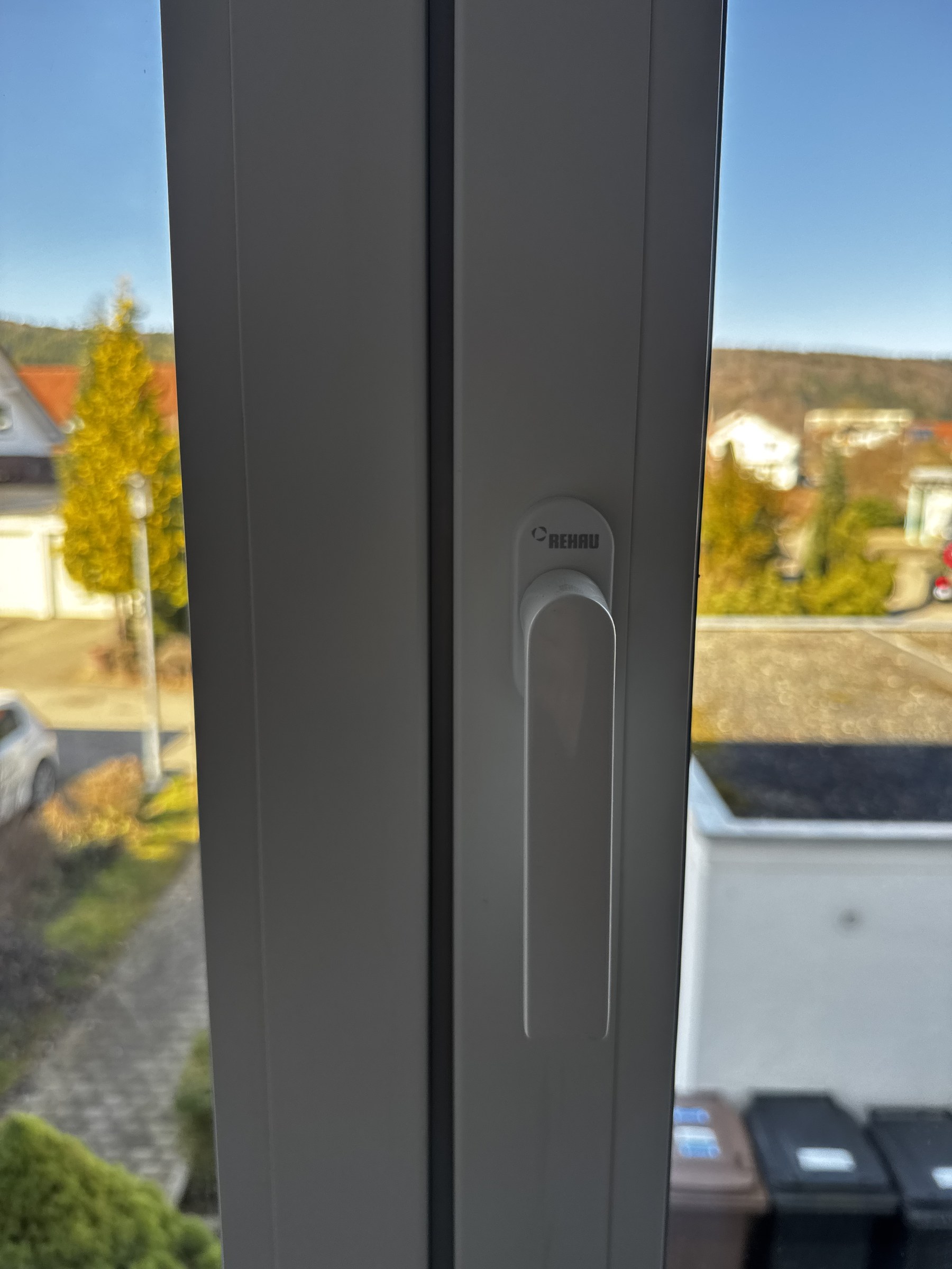 Rehau-Fenstergriff im Detail mit Blick nach draußen