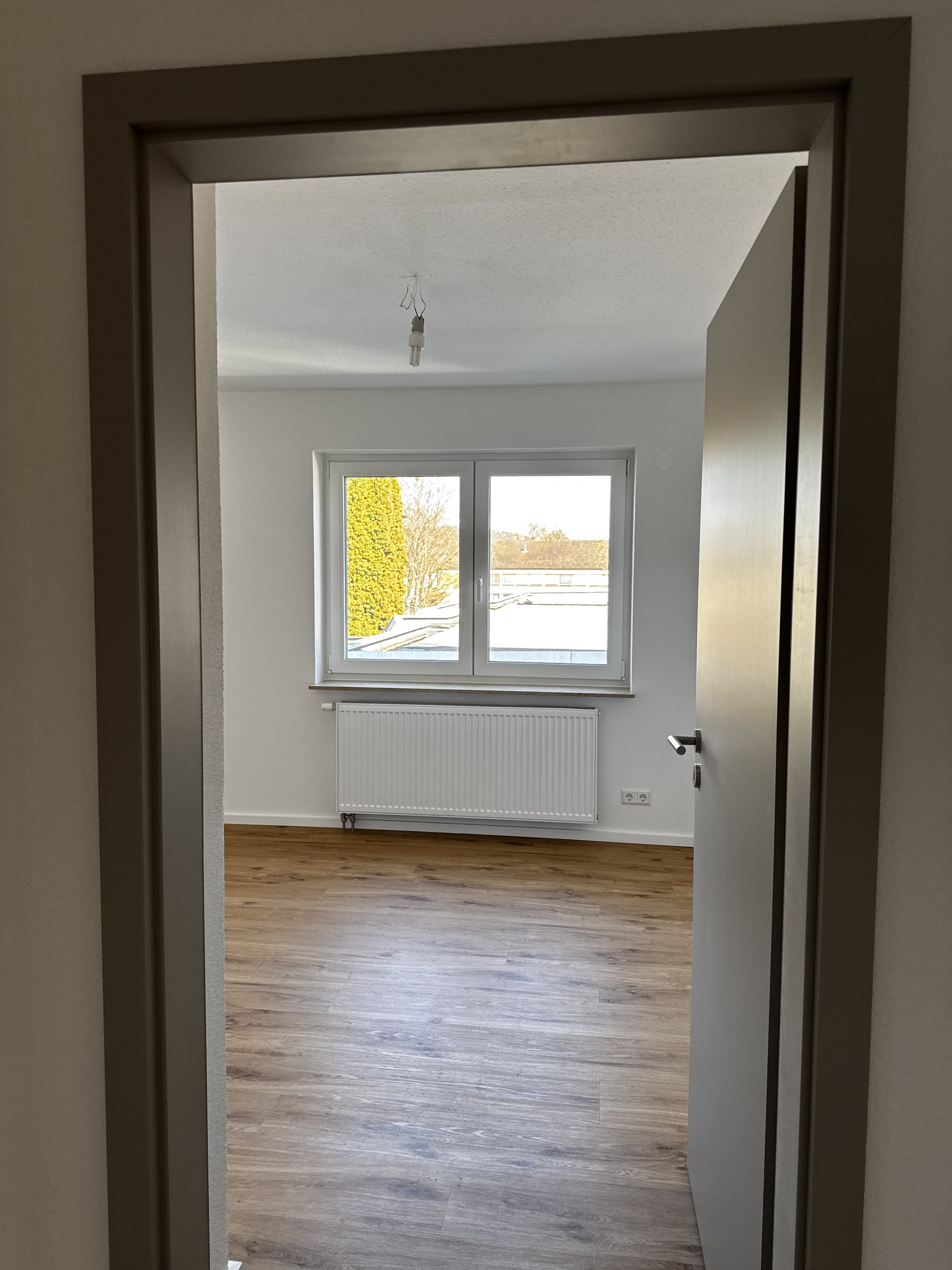 Innentür-Durchgang in Schlafraum mit Fenster